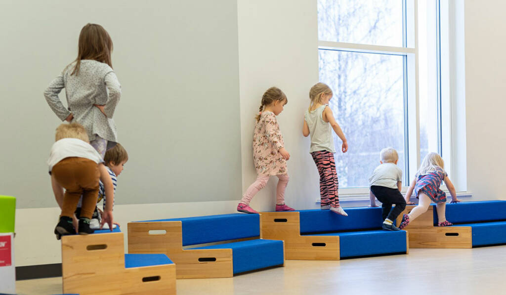 Lapset leikkivät temppuradalla Palmurinteen päiväkodin jumppasalissa.