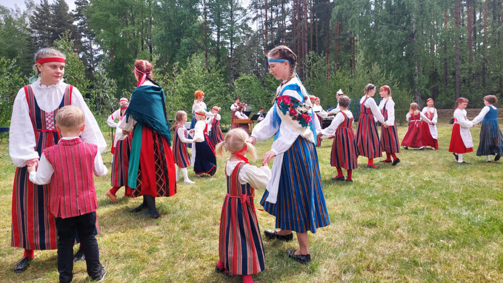 Lapsia ja nuoria tyttöjä tanssimassa Helkajuhlissa Ritvalassa.