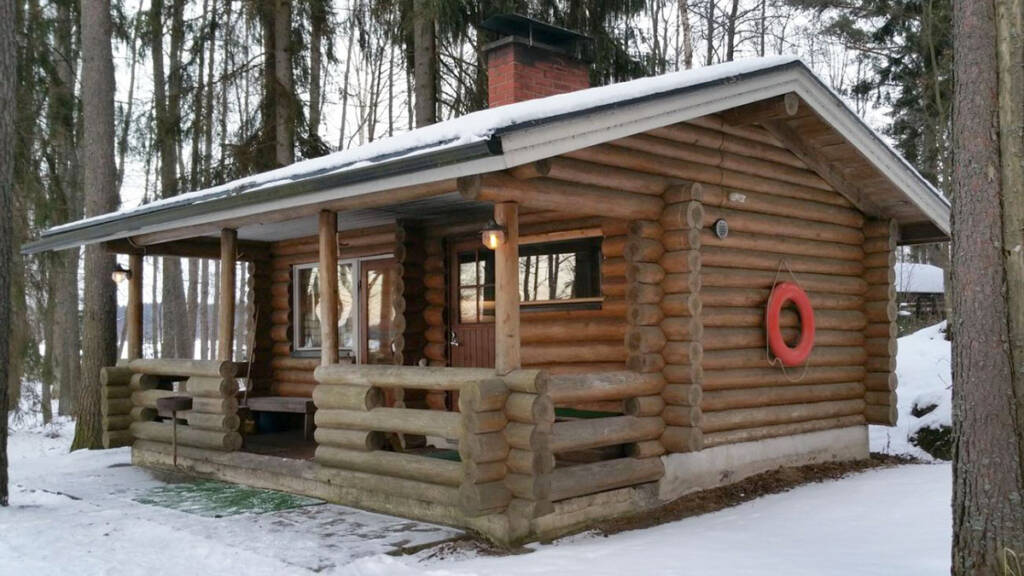 Saarioispuolen Metsästysseuran Saarioismajan saunarakennus talvella.
