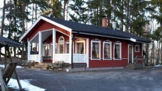 Saarioispuolen Metsästysseuran Saarioismaja-rakennus talvella.