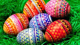 Pääsiäismunia ruoholla.