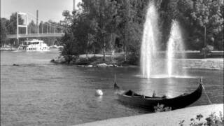 Mustavalkoisessa kuvassa gondoli parkissa Kanavan rannassa.