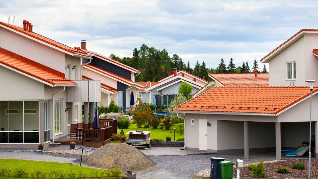 Omakotitalojen pihoja kesällä
