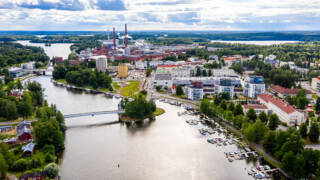 Ilmakuva kesäisestä Valkeakosken keskustasta.