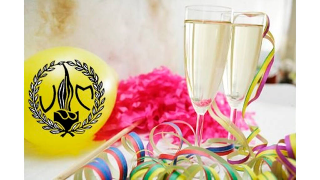 Kaksi kuohuviinilasia, ilmapallo ja serpentiinejä.