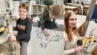 Kuvataide- ja käsityökoulu Emilin oppilaat tekevät taidetta.
