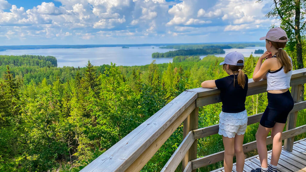 Lapset katselevat Rapolanharjun näköalatasanteella maisemia.