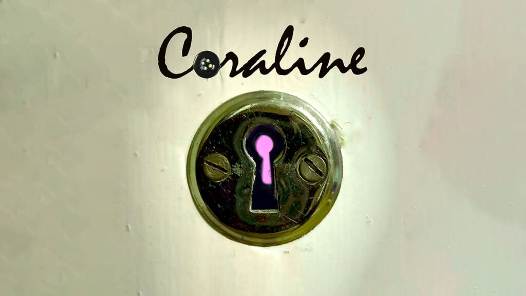 Lukkopesä vanhan ajan avaimelle ja teksti Coraline.