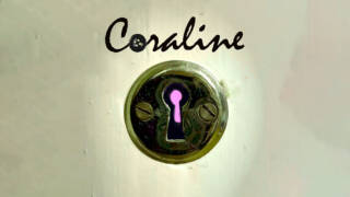 Lukkopesä vanhan ajan avaimelle ja teksti Coraline.