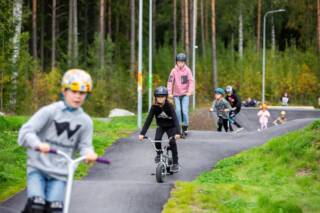 Walklandiassa lapset skuuttailevat.