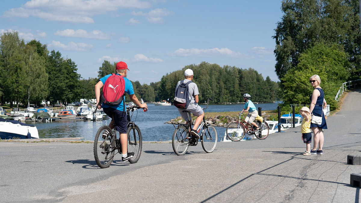 Pyöräilijöitä ja jalankulkijoita kesäisessä Valkeakosken keskustassa.