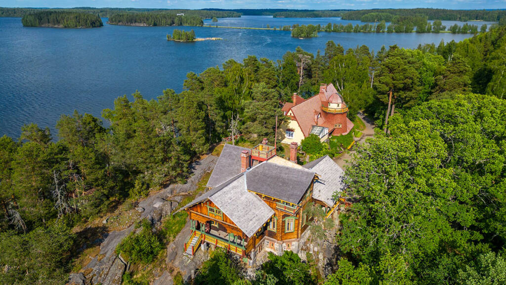 Ilmakuva Visavuoren museon rakennuksista Vanajaveden maisemissa.
