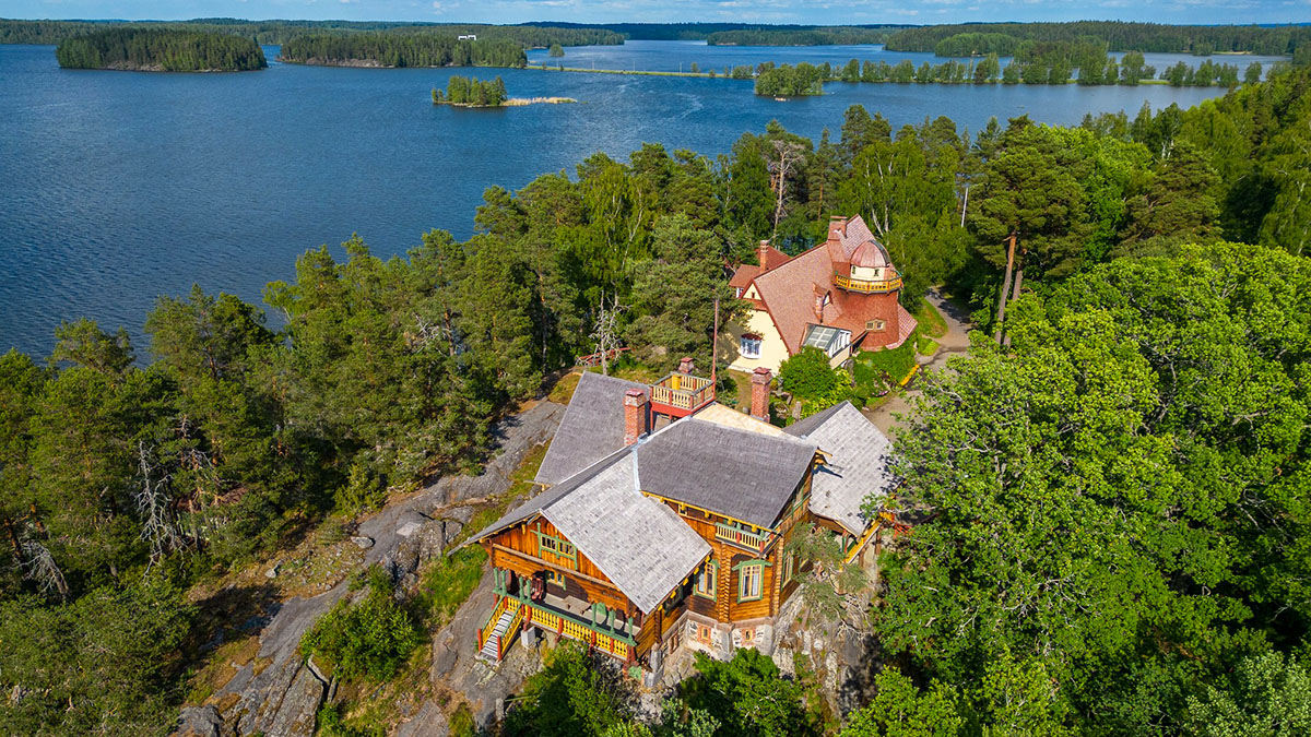 Ilmakuva Visavuoren museon rakennuksista Vanajaveden maisemissa.