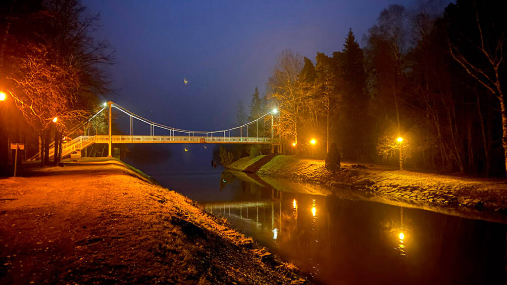 Riippusiltojen lenkin oransseja valoja Valkeakoskella.