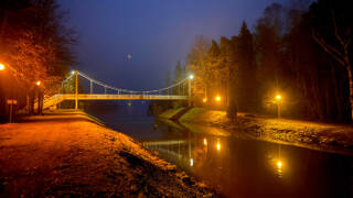 Riippusiltojen lenkin oransseja valoja Valkeakoskella.
