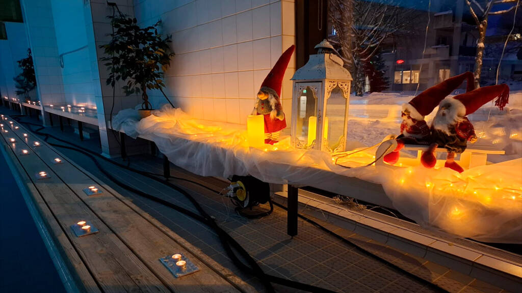 Kynttiläuinnit Valkeakosken uimahallissa.