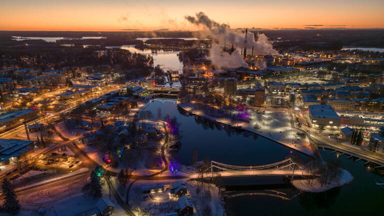 Ilmakuva Valkeakosken keskustasta ja talvisesta auringonlaskusta.