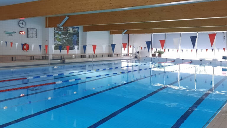 Valkeakosken uimahallin uima-allas.