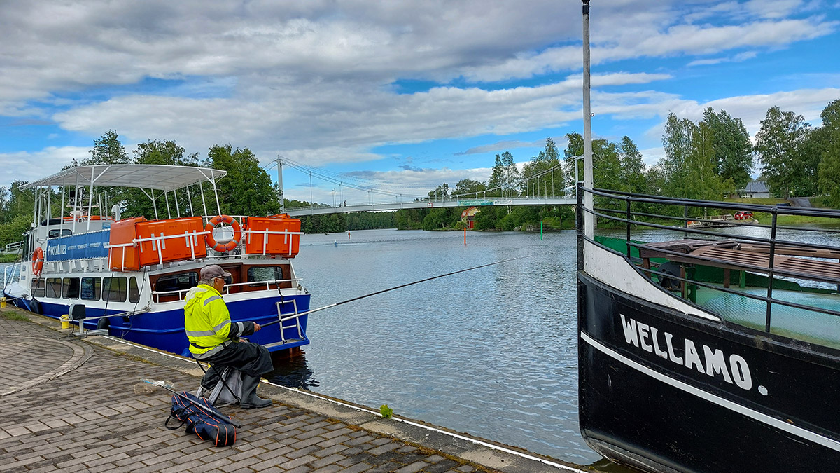 Mies kalastaa mato-ongella Kanavanrannassa.