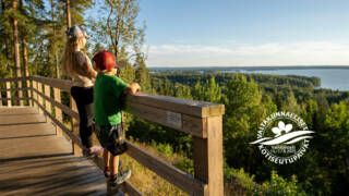 Kaksi lasta kesällä Rapolanharjun näköalatasanteella.