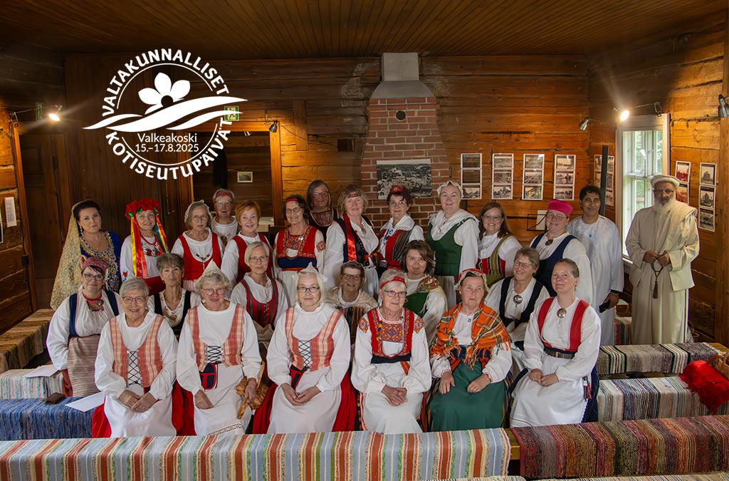 Kauppilanmäen työväentalolla kansallispukuisia ihmisiä.
