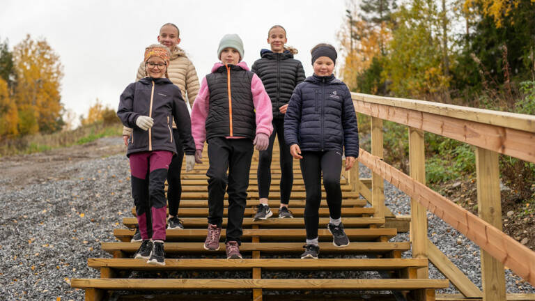 Tytöt kulkevat Korkeakankaan kuntoportaita alaspäin.