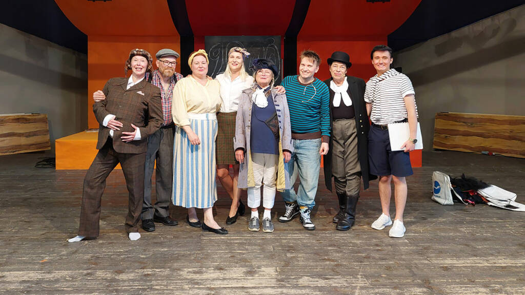 Teatteri-illat Apian näyttämöllä Valkeakoskella.