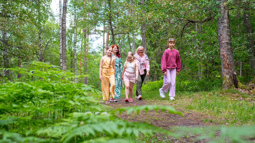 Ihmisiä kävelee Rapolanharjulla.