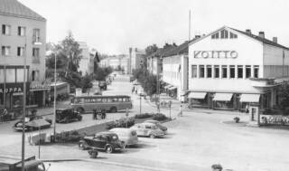 Mustavalkokuva vanhasta Valkeakosken kaupungin keskustasta.