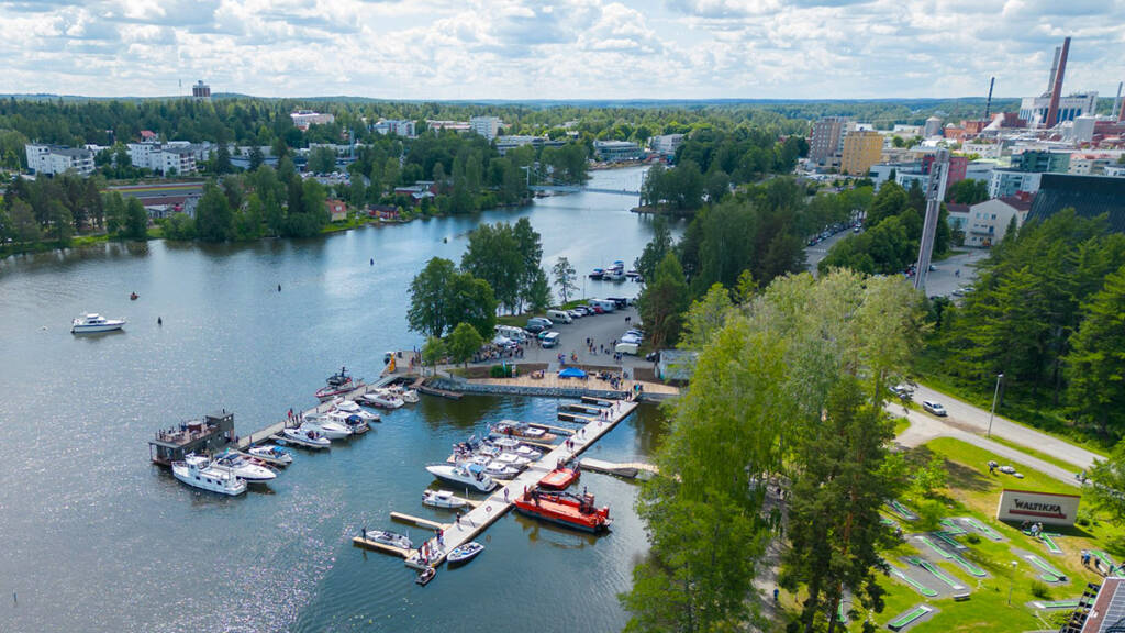 Ilmakuva Kirkonrannan vierasvenesatamasta.