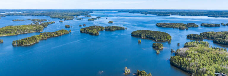 Ilmakuva Mallasvedeltä, kuvassa paljon saaria.