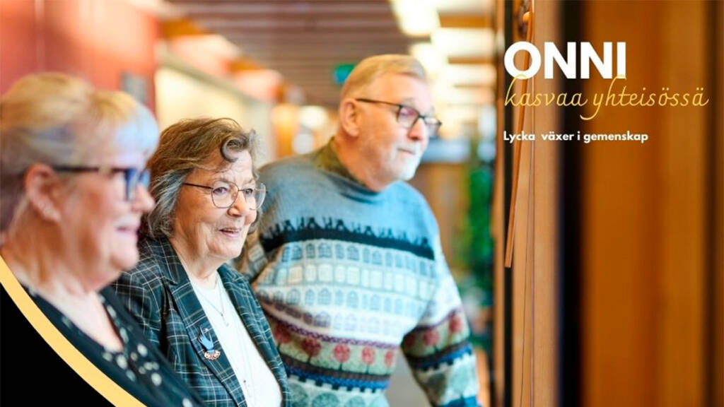 Kolme senioria seisoo vierekkäin.