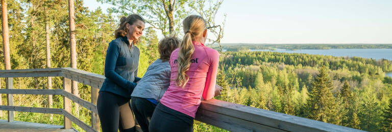 Aikuinen ja lapset Rapolanharjulla.