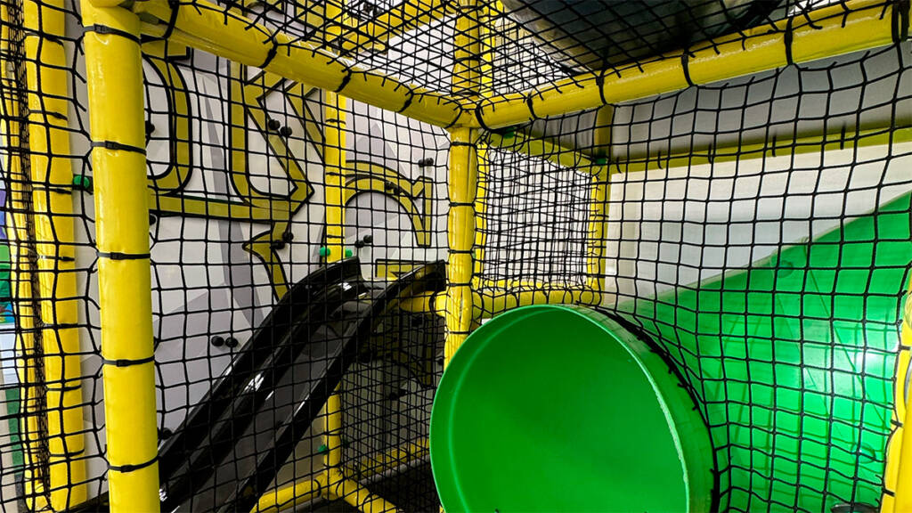 Kerhis Kidsin sisäleikkipaikan kiipeilyteline ja liukumäki.