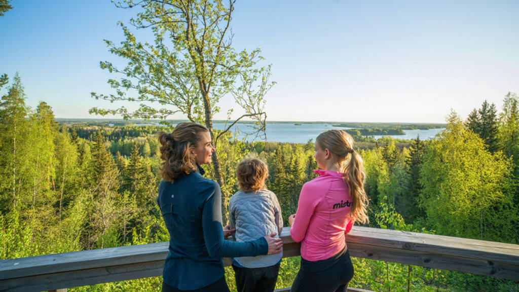 Perhe katselee maisemia Rapolanharjun näköalatasanteella.
