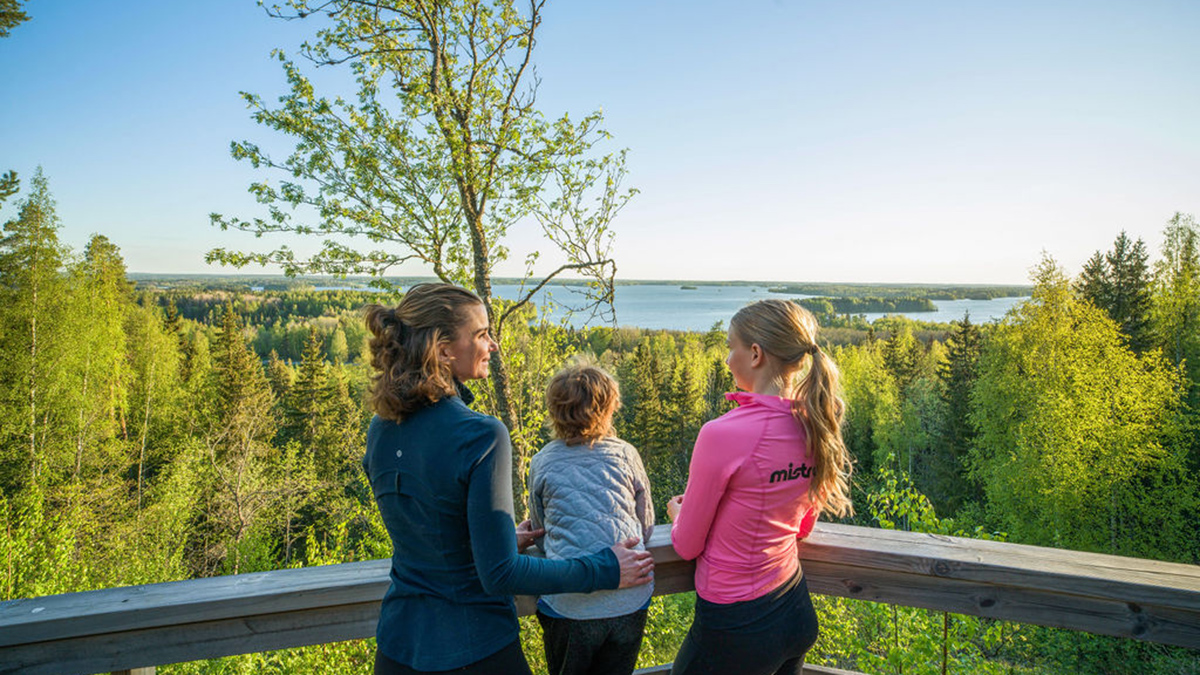 Perhe katselee maisemia Rapolanharjun näköalatasanteella.