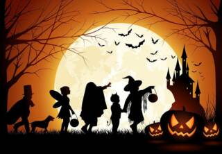 Piirrettyjä satuhahmoja halloween yössä.