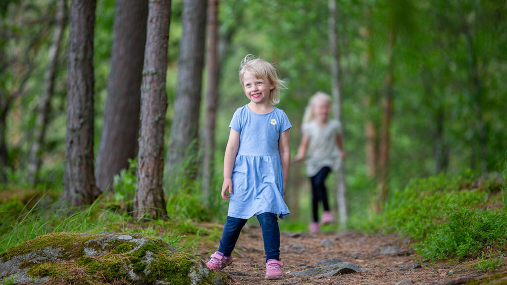 Lapset seikkailevat luontopolulla.