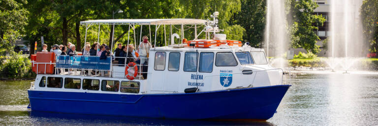 Pirkka Linesin M/S Helena vesillä ja kyydissä kannella ihmisiä.