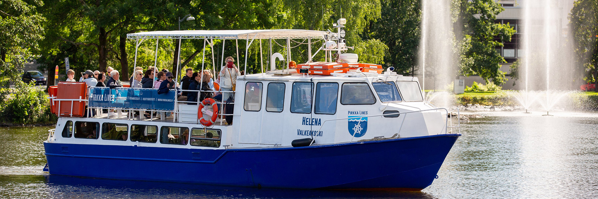 Pirkka Linesin M/S Helena vesillä ja kyydissä kannella ihmisiä.