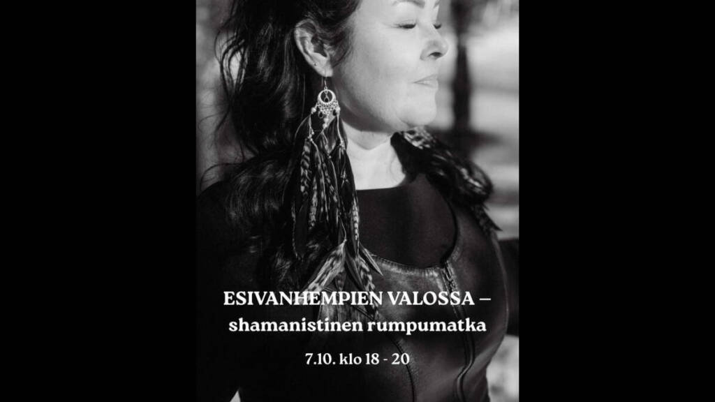 Nainen kuvattuna sivuprofiilista mustavalkoisessa kuvassa.