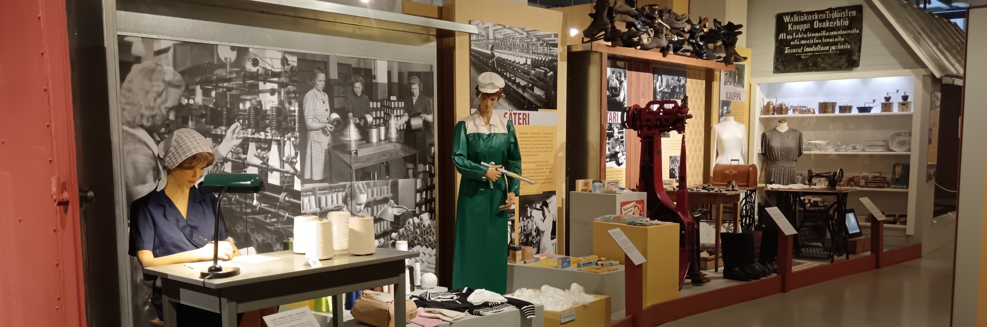 Vanhoja tavaroita sekä mallinukkeja esillä museon näyttelyssä.
