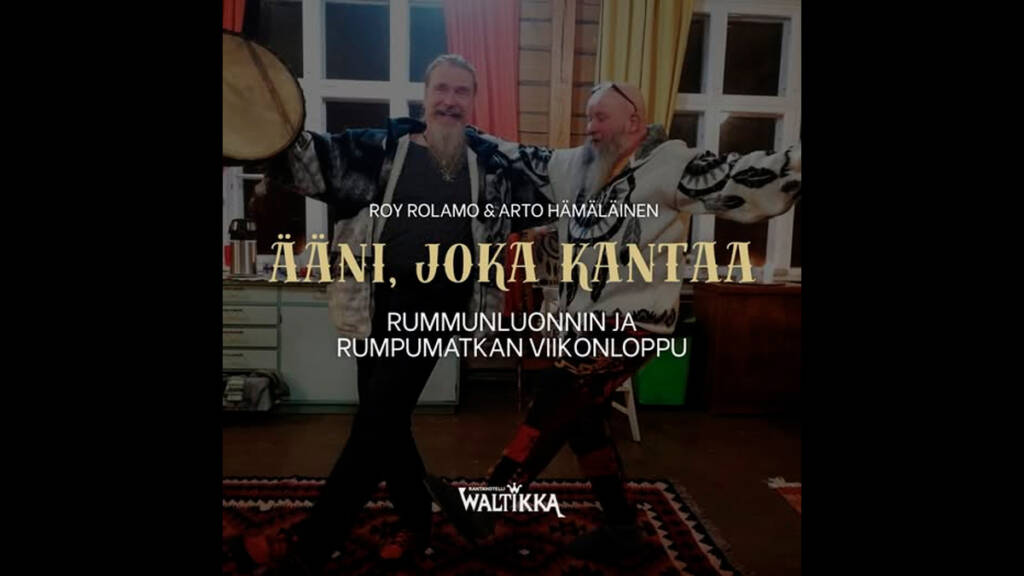 Kaksi miestä ja rumpu.