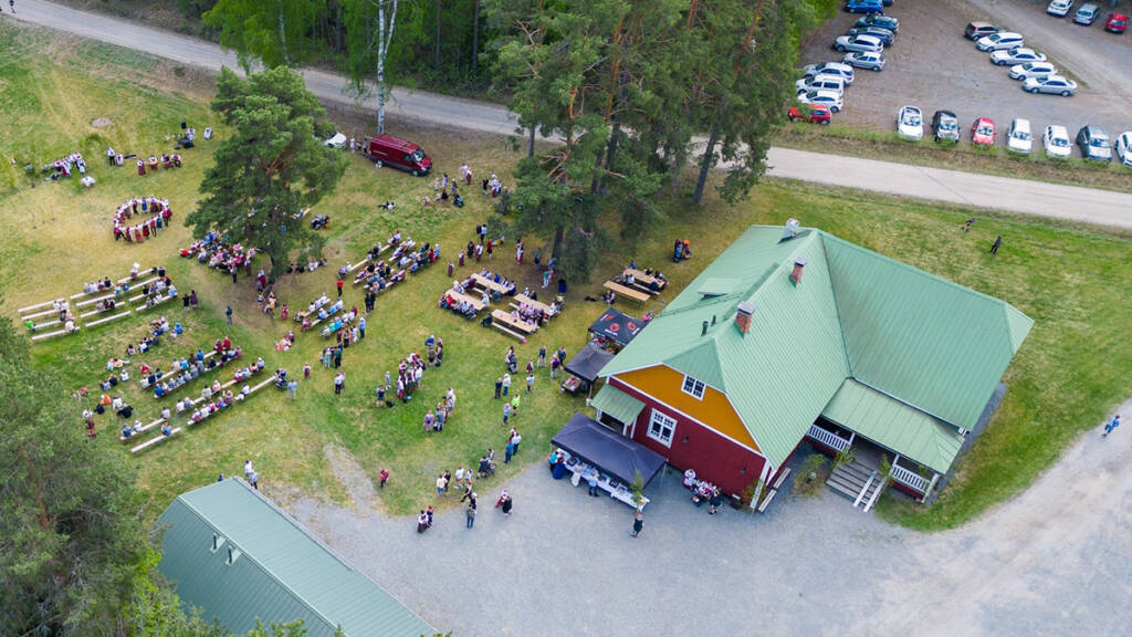 Ilmakuva Ritvalan nuorisoseurantalosta Helkajuhlien aikaan.