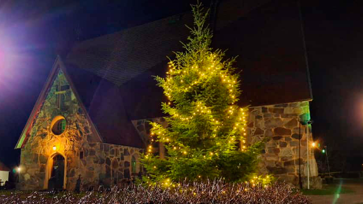 Sääksmäen kirkko pimeällä.