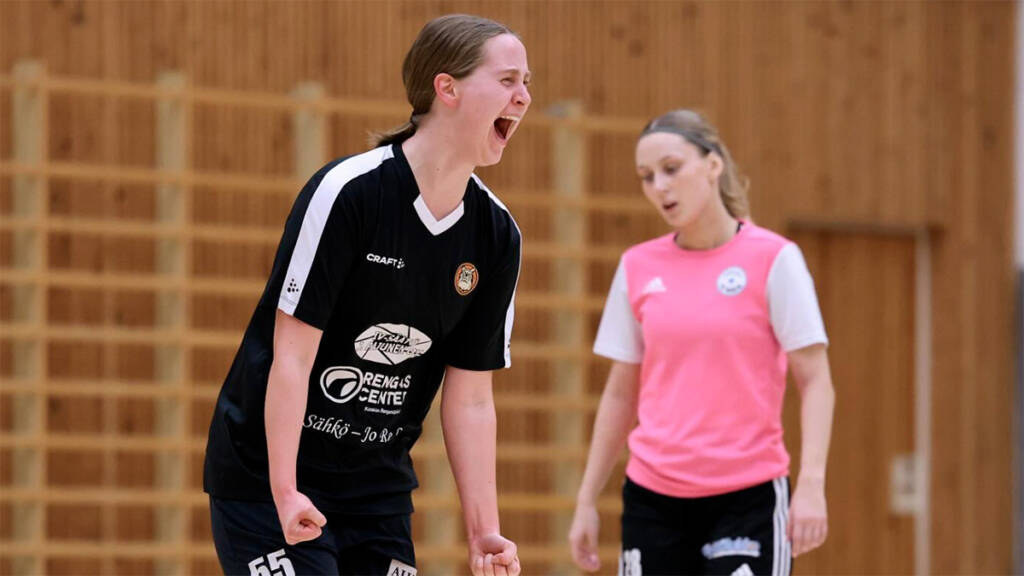 Kaksi naisten futsal-joukkueen pelaajaa.