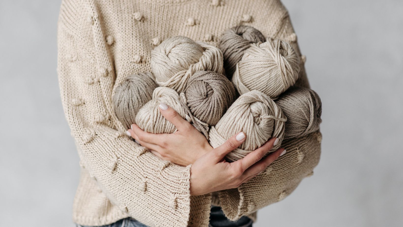 Henkilöllä käsissään lankakeriä