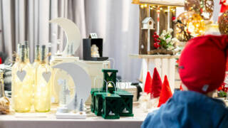 Lapsi katselee joulumyyjäisissä tuotteita.