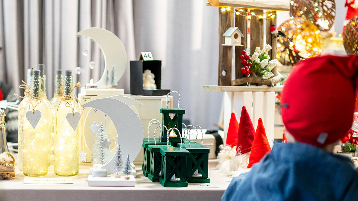 Lapsi katselee joulumyyjäisissä tuotteita.