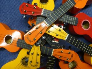 värikkäitä ukulele soittimia